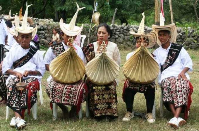 เสื้อผ้าพื้นเมือง Nusa Tenggara ตะวันออก (Ti'i Langga, Kebaya และ Amarasi)