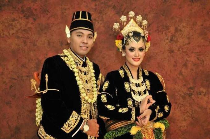 Yogyakarta īpašā reģiona tradicionālais apģērbs (Kesatrian Ageng)