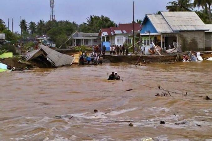Ciliwung River Drowns 2 Villages